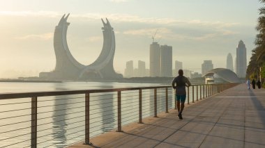 Lusail, Katar - 19 Ekim 2021: Birçok insanın sabah için arka planda yürüdüğü güzel bir liman..