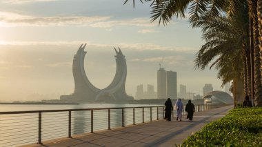 Lusail, Katar - 19 Ekim 2021: Birçok insanın sabah için arka planda yürüdüğü güzel bir liman..