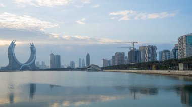 Lusail, Katar - 19 Ekim 2021: Birçok gökdelenle birlikte yeni gelişen güzel şehir, gündoğumunda çekildi