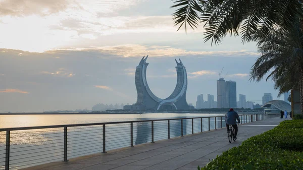 Lusail, Katar - 19 Ekim 2021: Birçok insanın sabah için arka planda yürüdüğü güzel bir liman..
