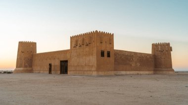 AL ZUBARA, Katar - 11 Mart 2021: İran Körfezi kıyısındaki Katar çöllerinin kuzeydoğusundaki tarihi Zubarah Kalesi (El Zubara).