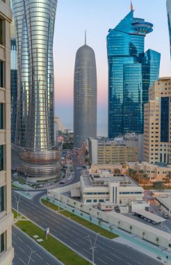 Doha, Katar - Mart 03.2022: Gün batımında renkli gökyüzü ile Katar silueti.