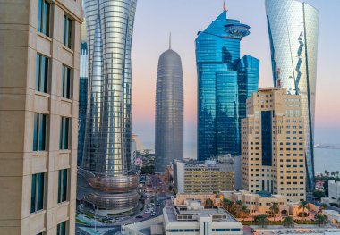 Doha, Katar - Mart 03.2022: Gün batımında renkli gökyüzü ile Katar silueti.