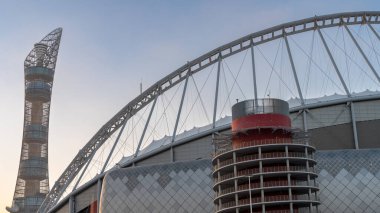 Doha, Katar - Mart 03.2022 Halife Uluslararası Stadyumu, arka planda meşale kulesi olan 2022 Fifa Dünya Kupası stadyumlarından biri.
