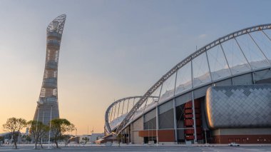 Doha, Katar - Mart 03.2022 Halife Uluslararası Stadyumu, arka planda meşale kulesi olan 2022 Fifa Dünya Kupası stadyumlarından biri.