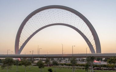 Doha, Katar - Mart 03.2022: Gün batımında Doha karayolu.