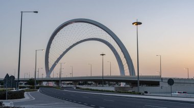 Doha, Katar - Mart 03.2022: Gün batımında Doha karayolu.