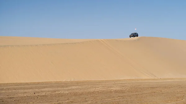 ドーハ カタール 2022年3月11日 海岸の砂丘で4 4車両を運転する人々 — ストック写真