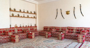 Bir salonda Arapça Majlis görüntüsü.