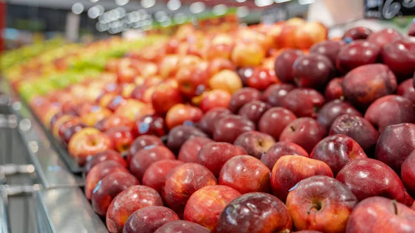 Frutas Legumes Frescos Mantidos Para Venda Seção Fresca Uma Mercearia — Fotografia de Stock