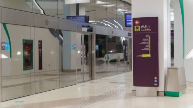 Doha, Katar - Mart 03.2022: Doha şehrindeki metro istasyonlarından birinin içi