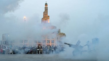 Doha, Katar - Nisan 04.2022: Ramazan 'da tarihi iftar topunun ateşlenmesini izleyen birçok kişi.