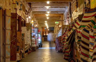 Doha, Katar - Mayıs 05.2022: Katar geleneksel pazar souq waqif gece .Katar 'daki önemli turizm merkezlerinden biri.