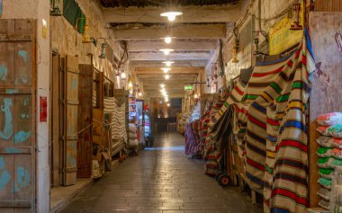 Doha, Katar - Mayıs 05.2022: Katar geleneksel pazar souq waqif gece .Katar 'daki önemli turizm merkezlerinden biri.