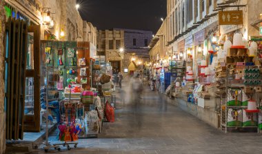 Doha, Katar - Mayıs 05.2022: Katar geleneksel pazar souq waqif gece .Katar 'daki önemli turizm merkezlerinden biri.