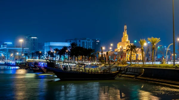 Doha, Katar - Mayıs 05.2022: Katar Corniche 'nin arka planda fanar inşaatı ile renklendirilmiş geleneksel Dhow manzarası.