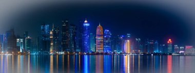 Doha, Katar - 5 Mayıs 2022: Doha gece boyunca birçok kuleyle gökyüzü.