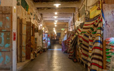 Doha, Katar - Mayıs 05.2022: Katar geleneksel pazar souq waqif gece .Katar 'daki önemli turizm merkezlerinden biri.