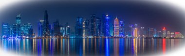 Doha, Katar - 5 Mayıs 2022: Doha gece boyunca birçok kuleyle gökyüzü.