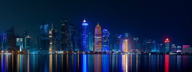 Doha, Katar - 5 Mayıs 2022: Doha gece boyunca birçok kuleyle gökyüzü.