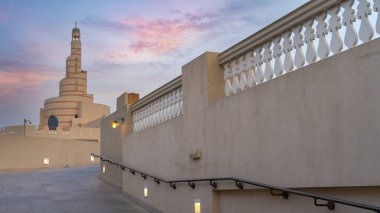 Doha, Katar - Mayıs 05.2022: Arka planda fanar bina ile souq waqif giriş görüntüsü.