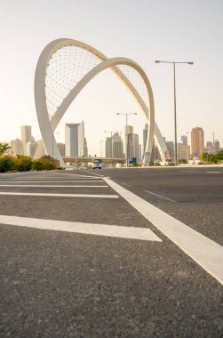 Doha, Katar - 15 Mayıs 2022: 5 Haziran Kemer Köprüsü Doha 'da halka açık otoyolu ıslatmak için.