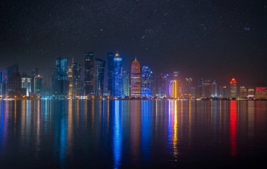 Doha, Katar - 5 Mayıs 2022: Doha gece boyunca birçok kuleyle gökyüzü.