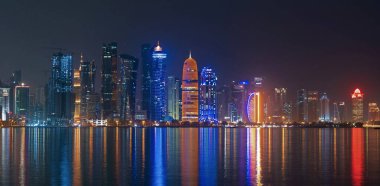 Doha, Katar - 5 Mayıs 2022: Doha gece boyunca birçok kuleyle gökyüzü.