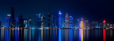 Doha, Katar - 5 Mayıs 2022: Doha gece boyunca birçok kuleyle gökyüzü.