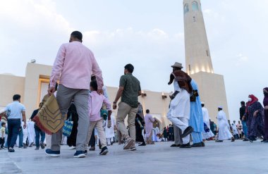 Doha, Katar - 22 Mayıs 2022: Katar 'daki Abdülwahab Mescidi' nde Kurban namazına katılan insanlar
