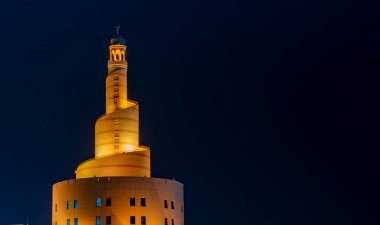 Doha, Katar - Mayıs 05.2022: Gece boyunca Souq Wakif parkından Fanar binasının görüntüsü