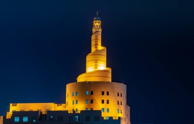 Doha, Katar - Mayıs 05.2022: Gece boyunca Souq Wakif parkından Fanar binasının görüntüsü