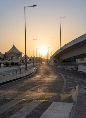 Doha, Katar - 15 Mayıs 2022: Sabah al koridoru Ganj timsahı yakınında..