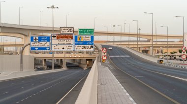 Doha, Katar - 15 Mayıs 2022: Sabah al koridoru Ganj timsahı yakınında..