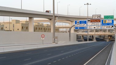 Doha, Katar - 15 Mayıs 2022: Sabah al koridoru Ganj timsahı yakınında..