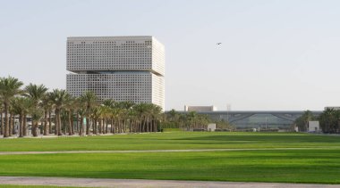 Doha, Katar - 15 Mayıs 2022: Katar vakıf binasının arka plan görünümü.