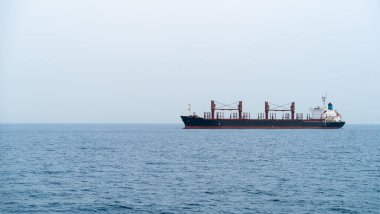 Doha, Katar - 15 Mayıs 2022: Katar sularında LPG gemisi.