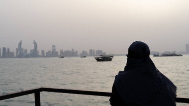 Lusail, Katar - 19 Ekim 2021: Gündoğumunda çekilen, birçok gökdeleni olan, yeni gelişmekte olan güzel Lusail şehri