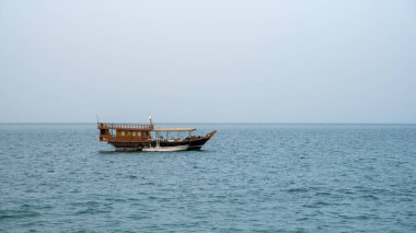Katar sularında yalnız geleneksel Dhow tekneleri.