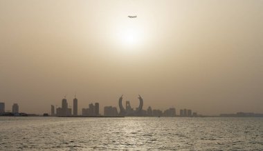 Lusail, Katar - 19 Ekim 2021: Gündoğumunda çekilen, birçok gökdeleni olan, yeni gelişmekte olan güzel Lusail şehri