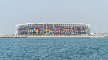 Doha, Katar - 12 Aralık 2021: Deniz stadyumundan 974 stadyum manzaralı konteynırlı.