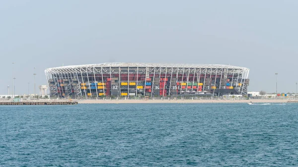 Doha, Katar - 12 Aralık 2021: Deniz stadyumundan 974 stadyum manzaralı konteynırlı.