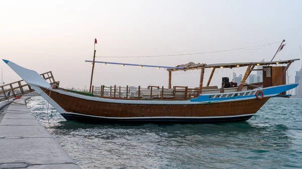 Qatar Traditional Fishing Boat Dhow Waiting Boat Ride Qatar Corniche — Stockfoto