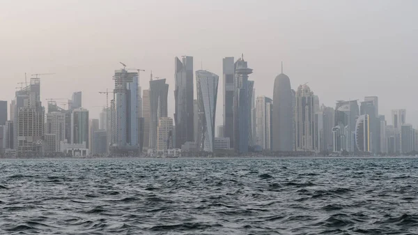 Qatar Skyline Rough Sea Foreground Windy Rainy Day — Stockfoto