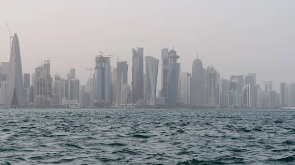 Qatar Skyline Rough Sea Foreground Windy Rainy Day — Foto de Stock