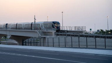 Doha, Katar - Haziran 06: 2022 Katar kırmızı hat metrosu köprüden geçiyor..