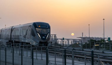 Doha, Katar - Haziran 06: 2022 Katar kırmızı hat metrosu köprüden geçiyor..