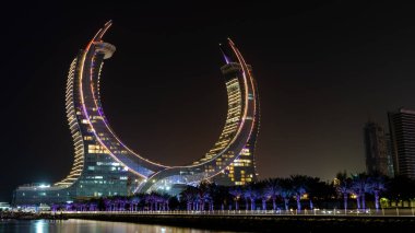 Lusail, Katar - Haziran 06, 2022: Katar 'da yeni gelişmekte olan şehrin hilal kulesi.