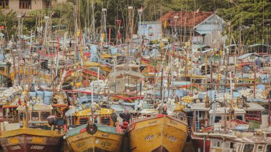 Negombo, Srilanka- Ağustos 08.2022: Negombo balıkçı limanında birden fazla balıkçı teknesi.