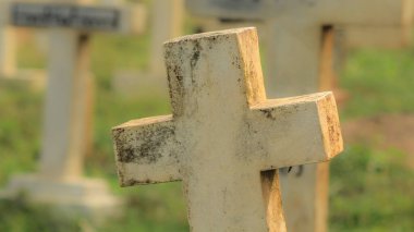 Mezarlıktaki eski beton haç